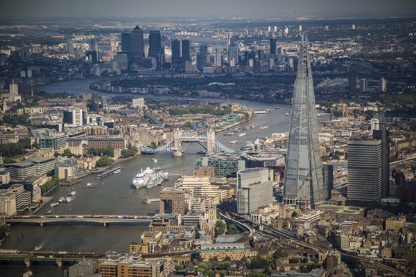 30 Minute Helicopter Ride Over London for One