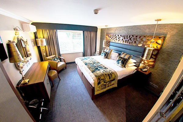 One Night Stay with Dinner and Fizz at Woughton House One Night Stay with Dinner and Fizz at Woughton House