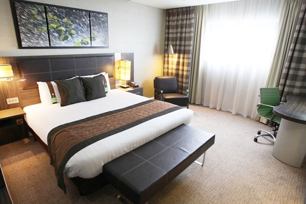 One Night Spa Break with Treatment, Dinner and Fizz at Holiday Inn Reading One Night Spa Break with Treatment, Dinner and Fizz at Holiday Inn Reading