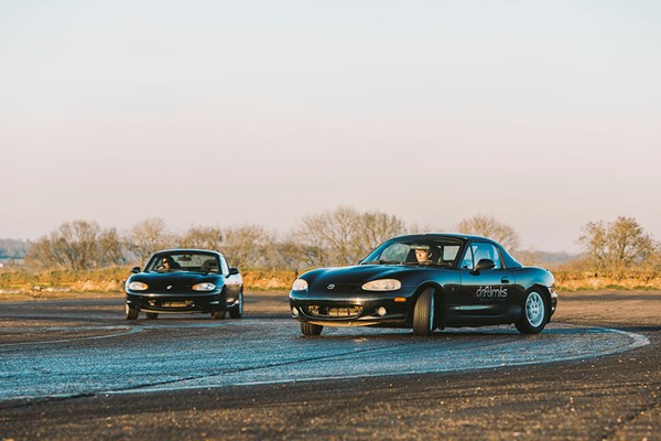 36 Lap MX5 vs BMW Driving Experience with Drift Limits