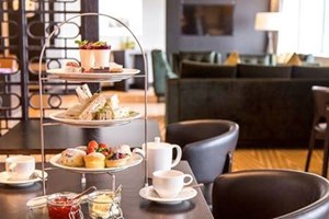 Bottomless Fizz Afternoon Tea at Hilton Canary Wharf Hotel
