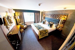 One Night Stay with Dinner and Fizz at Woughton House