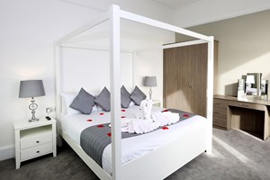 Overnight Luxury Escape with Dinner and Fizz at The Cottonwood Boutique Hotel