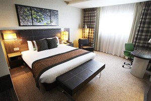One Night Spa Break with Treatment, Dinner and Fizz at Holiday Inn Reading