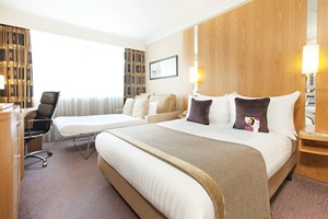 Overnight Spa Break with Treatment, Dinner and Fizz for Two at Crowne Plaza Reading East