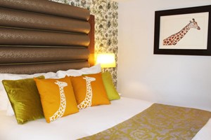 Overnight Stay in a Giraffe Suite with Edinburgh Zoo Entry for Two Adults and Two Children