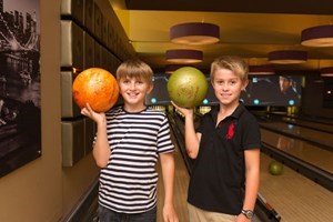 One Hour of Bowling for Six People with Namco Funscape