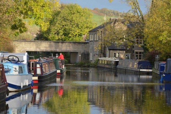 Canal Cruise with Hotpot | buyagift.co.uk