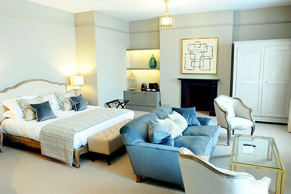 One Night Escape with Dinner for Two at The Kings Head Hotel
