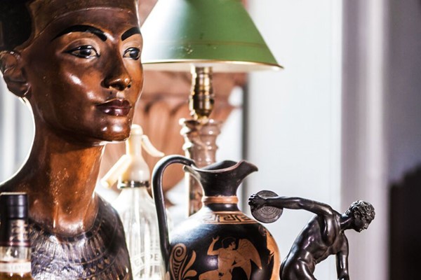 Online Collecting Antiques Course in a Virtual Classroom for One