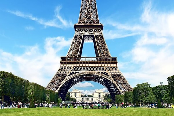 Guided Day Tour of Paris and Lunch at the Eiffel Tower for Two