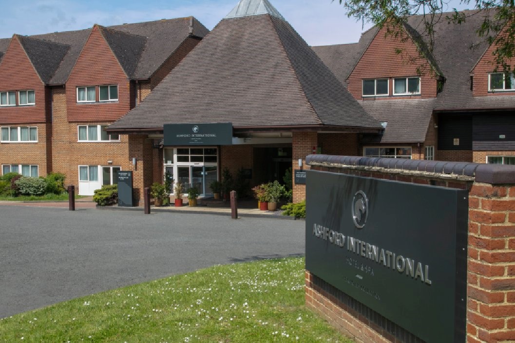 Light Spa Day For Two With 75 Minute Treatment, Lunch And Fizz At Qhotels Ashford International Hotel