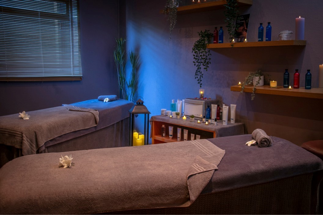 Light Spa Day With 75 Minutes Of Treatments, Lunch And Fizz At Hampshire Court Hotel For Two - Weekends