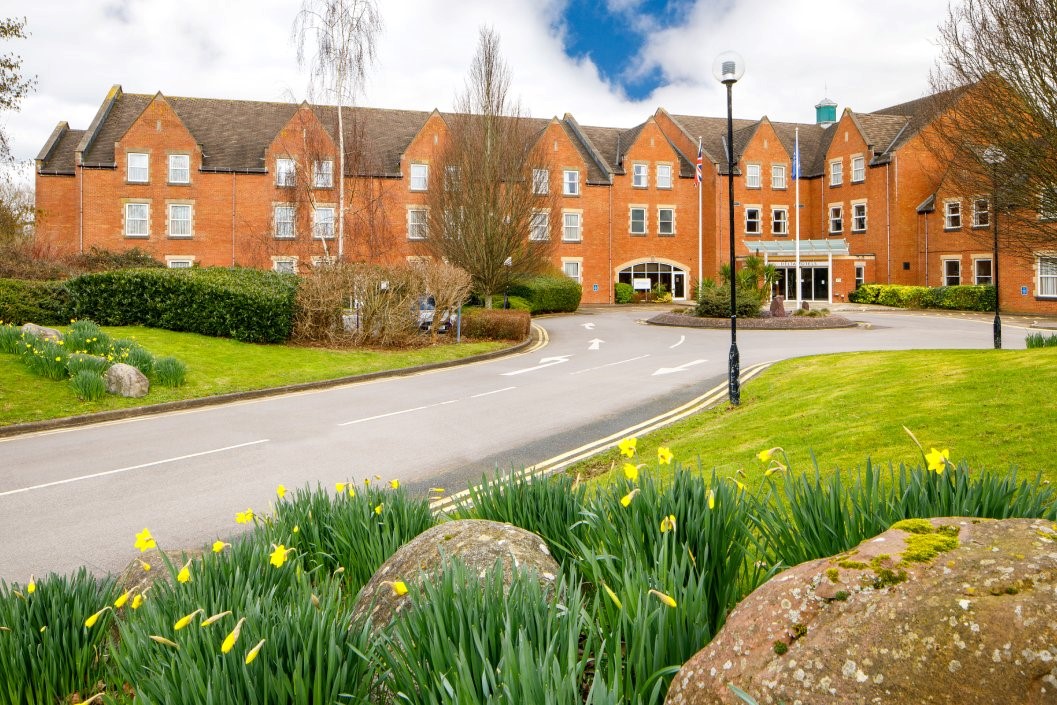 Light Spa Day With 75 Minutes Of Treatments, Lunch And Fizz At Cheltenham Chase Hotel For Two - Weekends