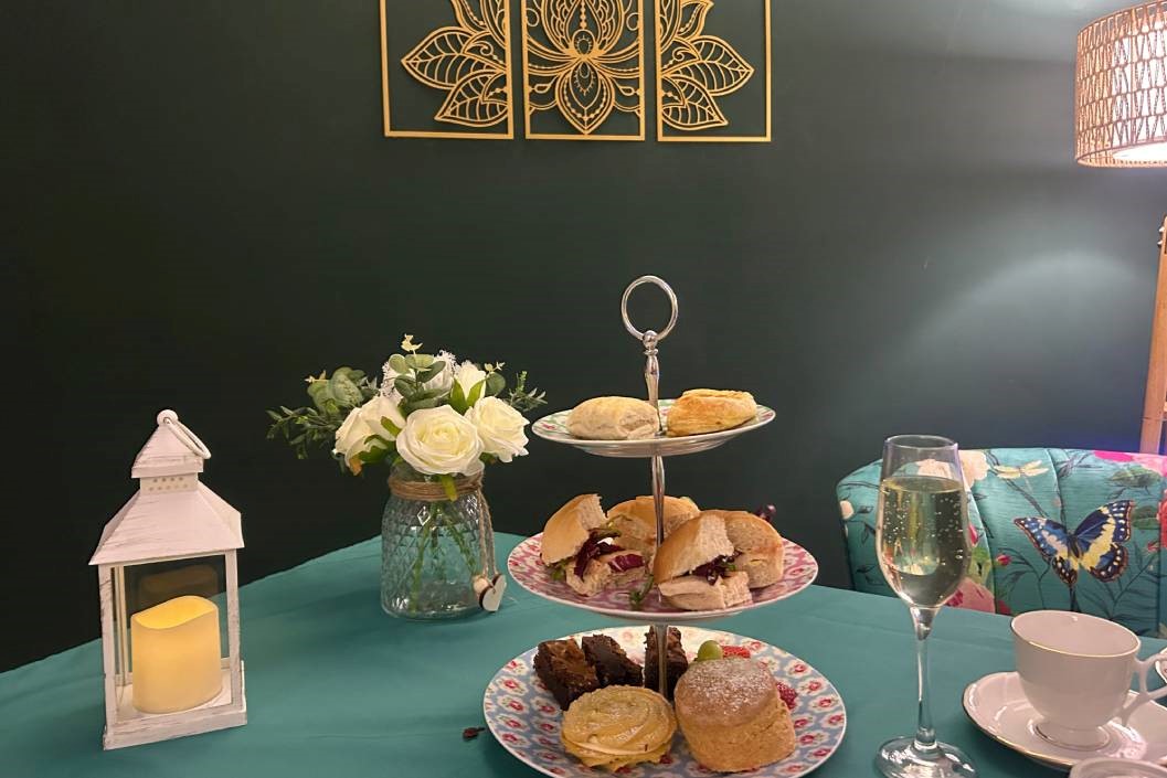 Girls Ultimate ' Escape With Afternoon Tea And Prosecco For Two At Retreat Wellbeing Sanctuary