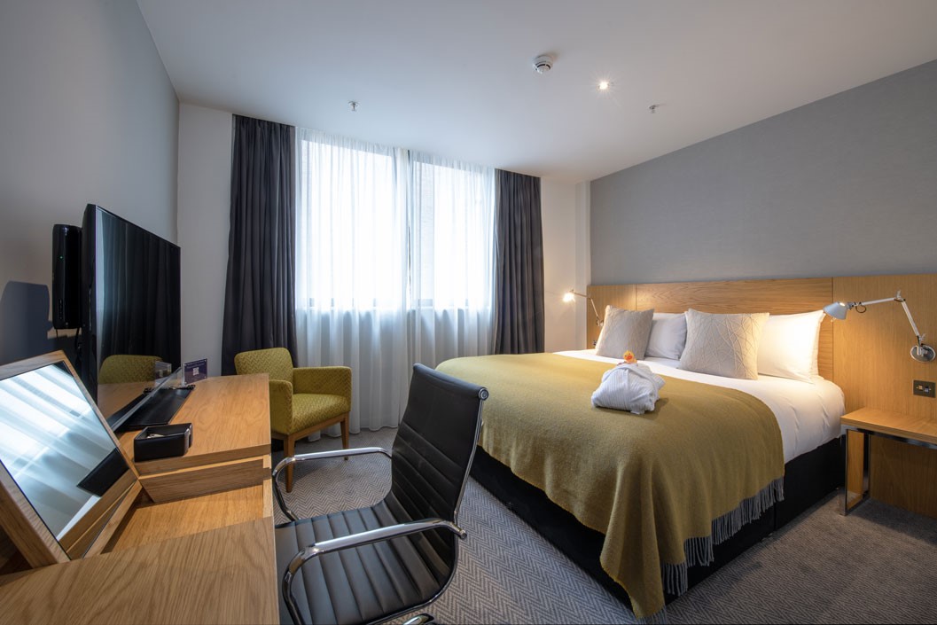 One Night Sunday Stay with Fizz for Two at Apex City of London Hotel