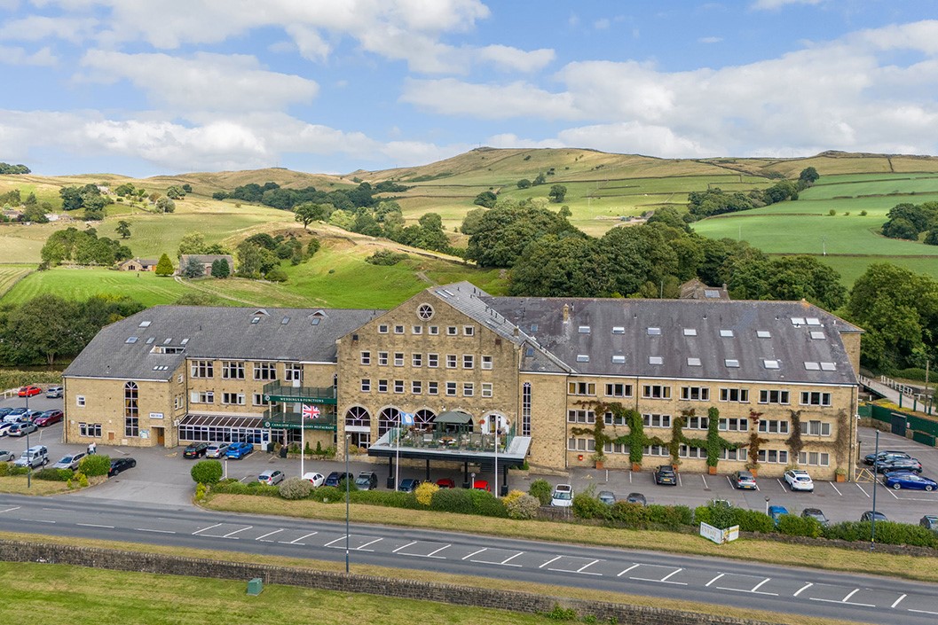 One Night Stay with Fizz for Two at The Skipton Hotel