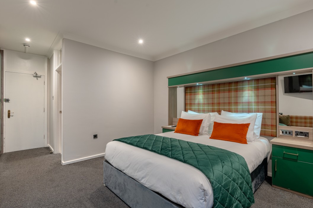 Overnight Stay for Two with Gin Making at Springbank Manor and Distillery