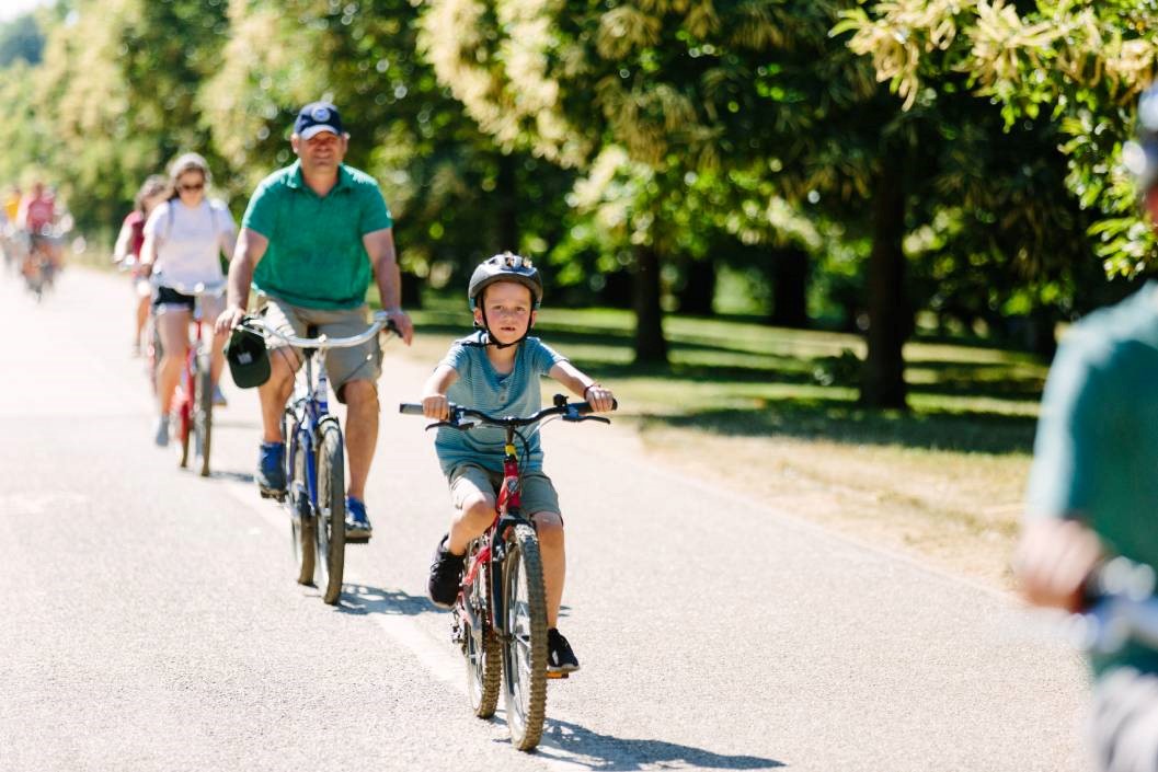 Highlights of Royal London Bike Tour for Two Adults and Two Children with Unlimited Biking