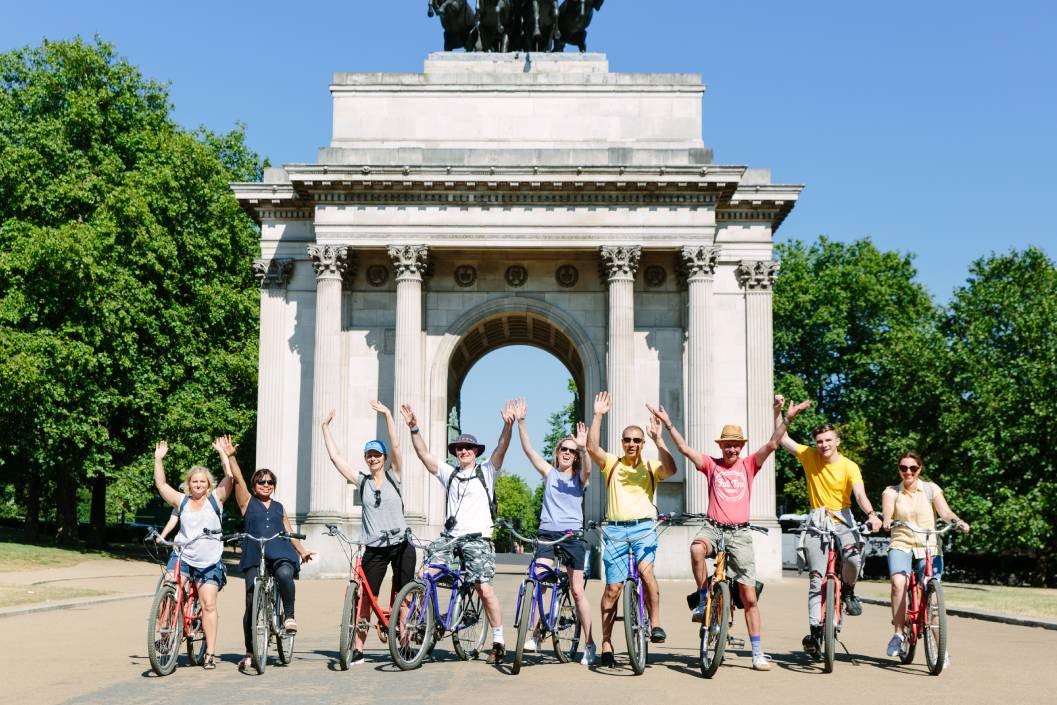 Highlights of Royal London Bike Tour for One Adult and One Child with Unlimited Biking