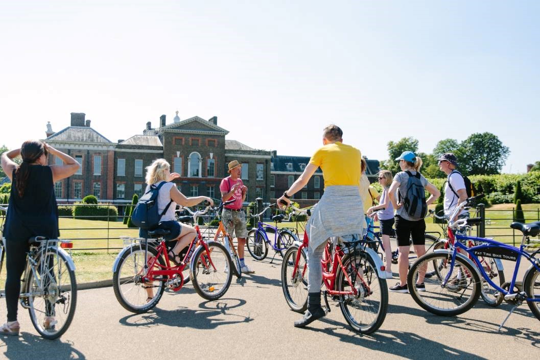 Highlights of Royal London Bike Tour and Thames Cruise for One Adult and Child with Unlimited Biking