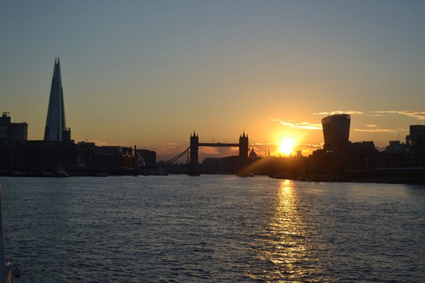 Thames Evening Cruise with a Glass of Sparkling Wine and Canapes for Two - Week Round