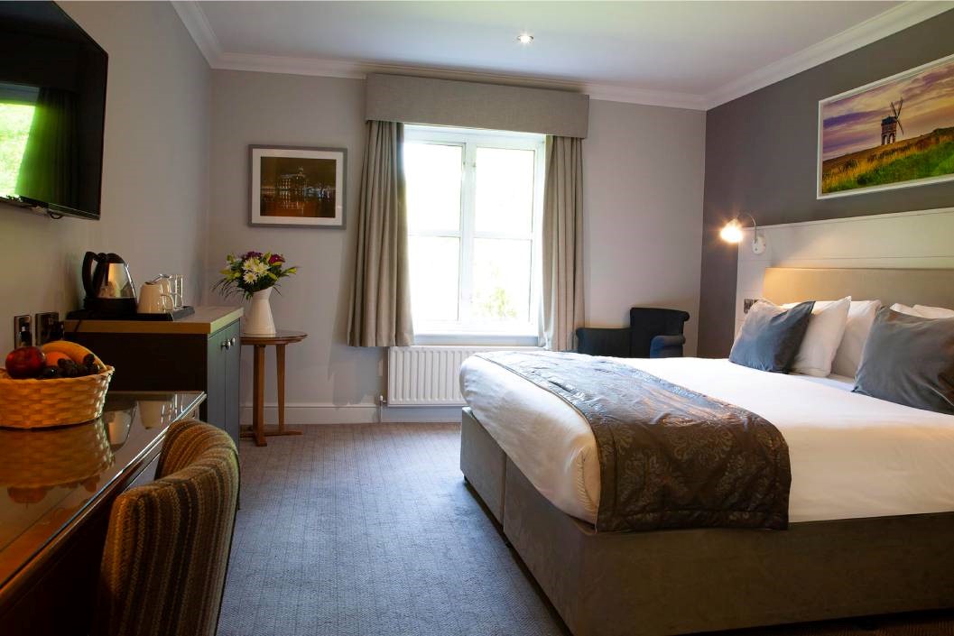 Two Night Stay for Two with Breakfast and a Glass of Prosecco at The Charlecote Pheasant