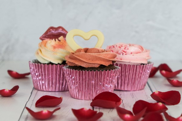 Piglet's Pantry Valentine's Cupcake Box for Two