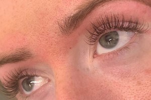 45 Minute Gel Manicure and 20 Minute Eyelash Tint for Two at Snap Beauty picture