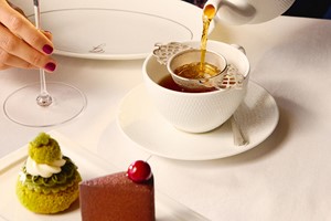 Buckingham Palace State Rooms and Cream Tea with Champagne for Two at The Georgian at Harrods Image 3