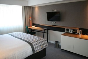 One Night Stay with Dinner, Fizz and Breakfast for Two at Holiday Inn South Normanton Image 3