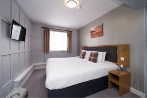 Overnight Summer Stay for Two with Breakfast at Ye Olde Griffin picture