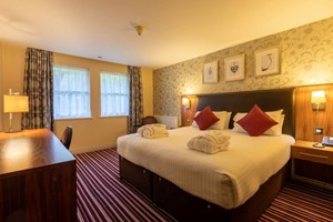 Two Night Escape for One with 50 Minute Treatment, Lunch and Dinner at Gloucester Robinswood Hotel picture