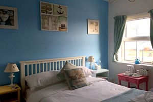 Overnight Stay at Henry's On The Prom picture