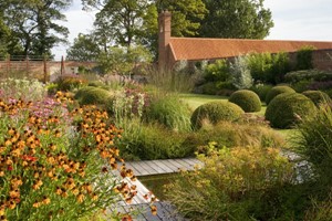 Design and Create Your Dream Country Garden Online Course with Interactive Classroom for One picture