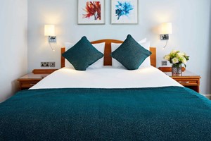 Devil Wears Prada Theatre Tickets for Two with Central London Hotel Stay Image 2