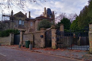 Celebrity Houses in London Tour for One Adult Image 2