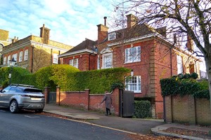 Celebrity Houses in London Tour for One Adult Image 5