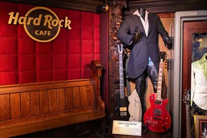 Hard Rock Walking Tour of London with Lunch at Hard Rock Café for Two Adults Image 5