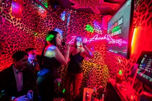 Mel B's Karaoke Room with Drinks and Pizza for Six at Bunga 90 picture