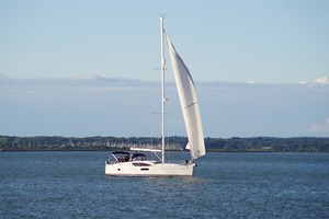 6 Hour Solent Sailing Experience with a Two Course Meal Image 3