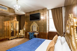 Overnight Stay with Bubbles and Breakfast for Two at The Dixie Dean Hotel Image 4