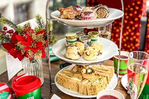 PG Tips Upper Deck Christmas Lights Afternoon Tea London Sightseeing Tour for Two Adults picture