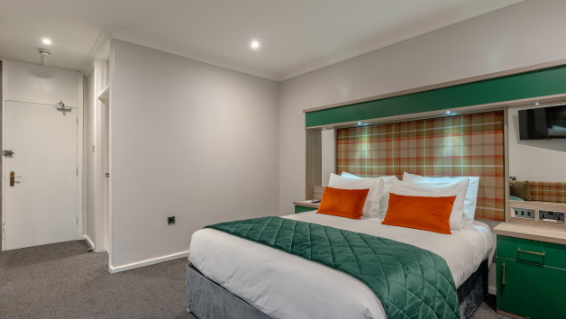 Overnight Stay with Gin Making for Two at Springbank Manor and Distillery picture