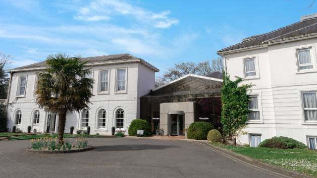 Overnight Weekday Golf Break with Dinner for Two at Manor of Groves picture