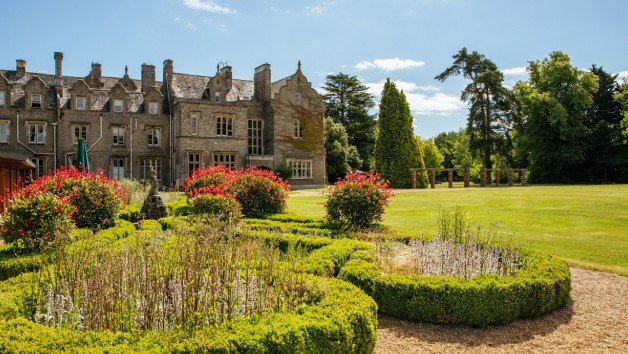 One Night Weekday Stay at Shendish Manor with Golf, Dinner and Breakfast for Two picture