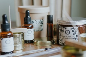 Luxury Candle Kit with Perfume and Bath Salts for One Image 3