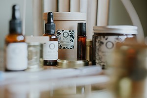Luxury Candle Kit with Perfume and Bath Salts for One Image 1