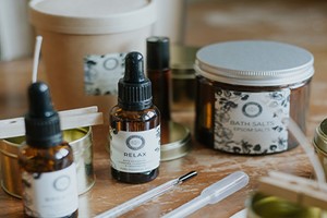 Luxury Candle Kit with Perfume and Bath Salts for One Image 2