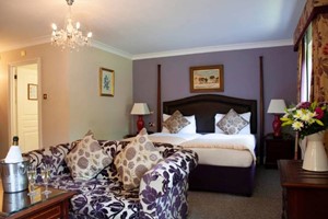 One Night Stay for Two with Dinner and a Glass of Fizz at The Charlecote Pheasant picture